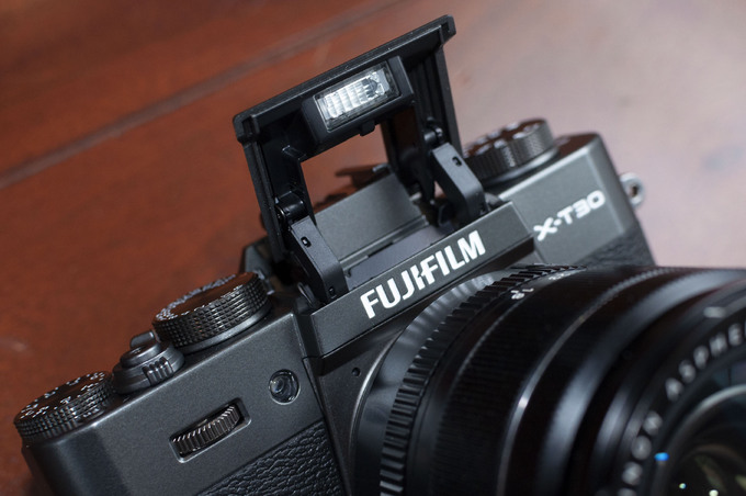 Fujifilm X-T30 - máy ảnh dáng cổ điển quay video 4K