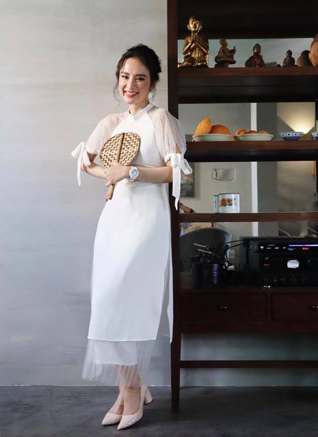 &lt;p&gt; Angela Phương Trinh cũng diện áo dài tay xuyên thấu điệu đà giống Sĩ Thanh, tuy nhiên cô nàng trông nhẹ nhàng hơn với gam màu trắng.&lt;/p&gt;