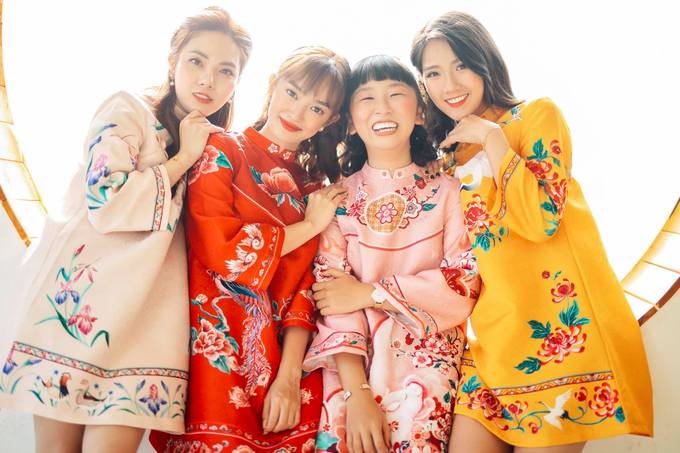 &lt;p&gt; Kaity Nguyễn cùng hội bạn thân rủ nhau diện áo dài cách tân thành váy, mỗi người một màu sắc rực rỡ như hoa xuân.&lt;/p&gt;