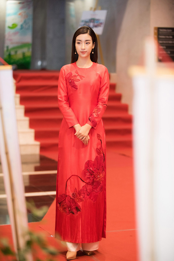 &lt;p&gt; Áo dài đỏ cổ tròn đính hoa theo phong cách cổ điển rất hợp với vẻ đẹp dịu dàng của Hoa hậu Mỹ Linh.&lt;/p&gt;
