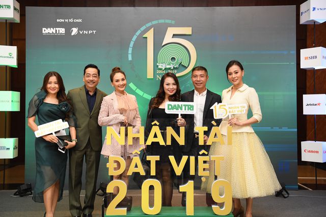 Nhiều nghệ sĩ chúc mừng Lễ trao giải Nhân tài Đất Việt - 5