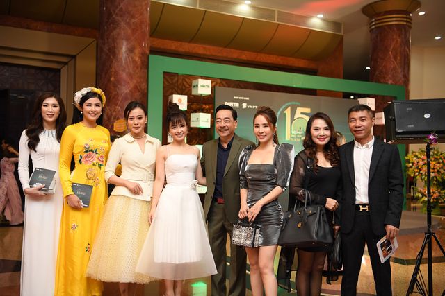 Nhiều nghệ sĩ chúc mừng Lễ trao giải Nhân tài Đất Việt - 6