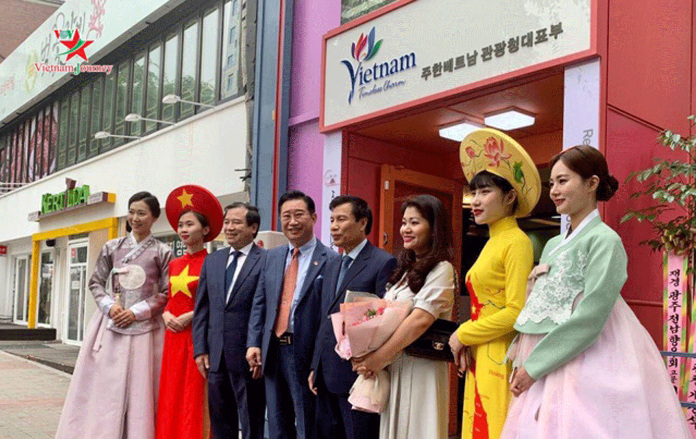 Du lịch Việt Nam đón lượng khách kỷ lục, nhận cơn mưa giải thưởng trong năm 2019 - 9