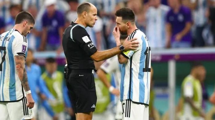 Messi chỉ trích nhằm vào trọng tài người Tây Ban Nha Antonio Mateu Lahoz.