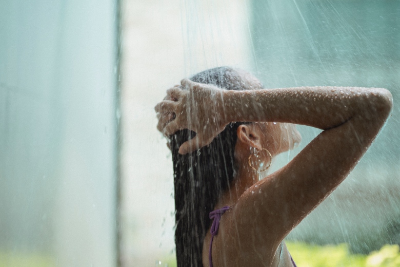 Sống khỏe: Đi tiểu khi tắm, tưởng tiết kiệm nước, nhưng hoá ra thói quen này lại ảnh hưởng xấu đến sức khoẻ - Ảnh 1.