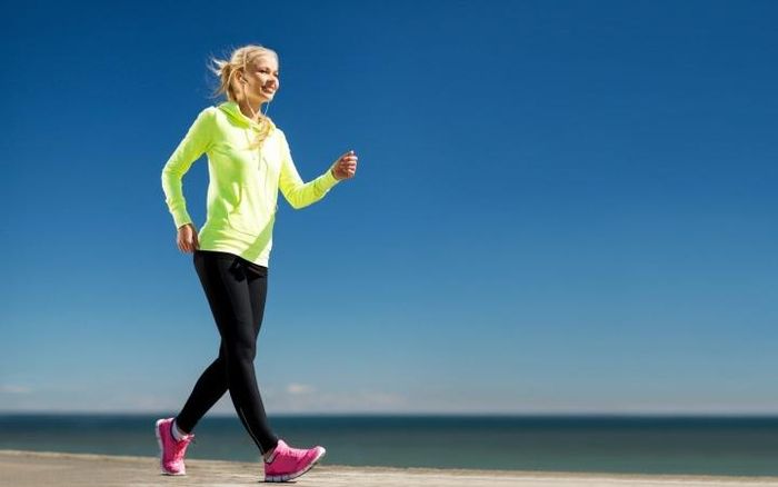 Đi bộ nhanh không chỉ giúp giảm cân mà còn giúp tinh thần phấn chấn hơn. (Ảnh minh họa)