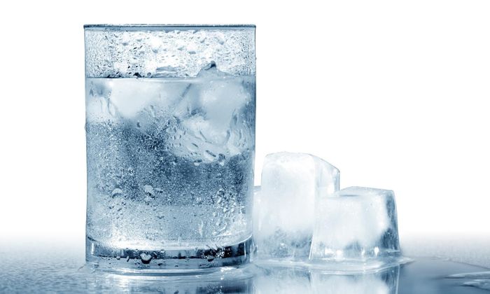 Uống nhiều nước lạnh khiến cơ thể có xu hướng tích mỡ nhiều hơn.