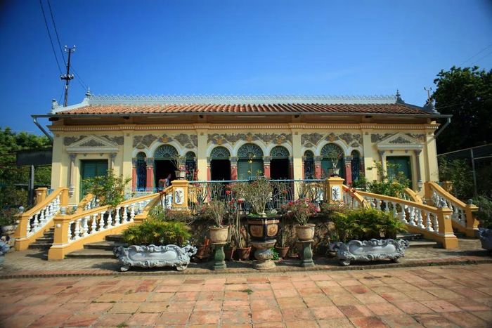 Tọa lạc trên đường Bùi Hữu Nghĩa (Bình Thủy, Cần Thơ), nhà cổ Bình Thủy được đánh giá là ngôi nhà cổ đẹp nhất miền Tây Nam Bộ. Ảnh: Happynest
