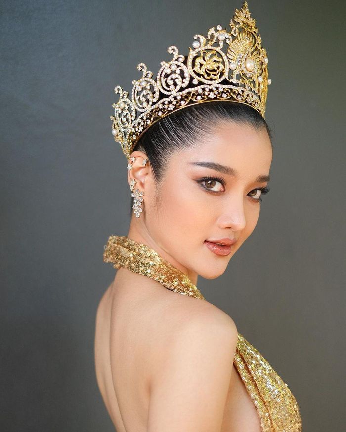 Tối 19/3, đêm chung kết Hoa hậu Thái Lan 2023 được diễn ra với chiến thắng thuộc về người đẹp Chonnikarn Supittayaporn đến từ Chiang Mai. Cô được người tiền nhiệm là Hoa hậu Thái Lan 2022 Manita Farmer trao lại vương miện. 