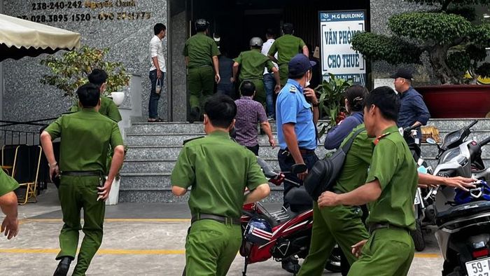 Công an TP.HCM cũng phối hợp với Bộ Công an, Công an quận Gò Vấp ập vào trụ sở chính của chi nhánh Công ty F88 trên địa bàn quận Gò Vấp. Ảnh: B.NGỌC