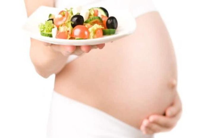 Ổi rất giàu axit folic (hay vitamin B9) tốt cho phụ nữ mang thai.