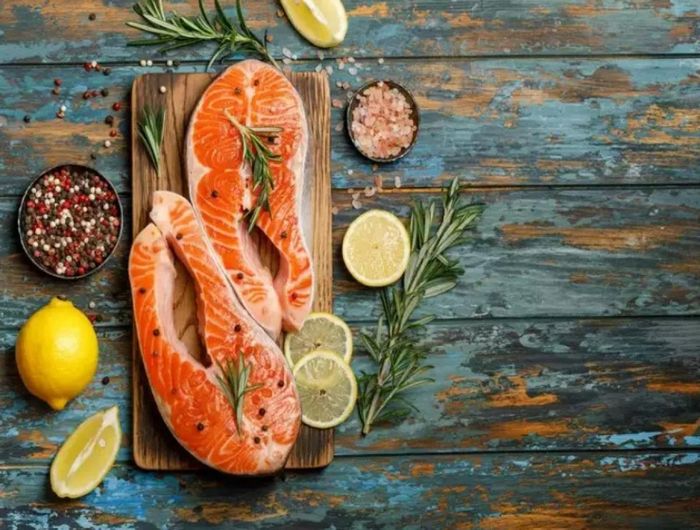 Cá: Cá, đặc biệt là cá hồi, rất tốt cho thị lực của chúng ta. Bởi cá rất giàu chất béo omega-3, là chất béo lành mạnh góp phần giúp thị lực khỏe mạnh. Ăn cá có thể giúp ngăn ngừa khô mắt và giữ cho võng mạc (ở phía sau mắt) khỏe mạnh.