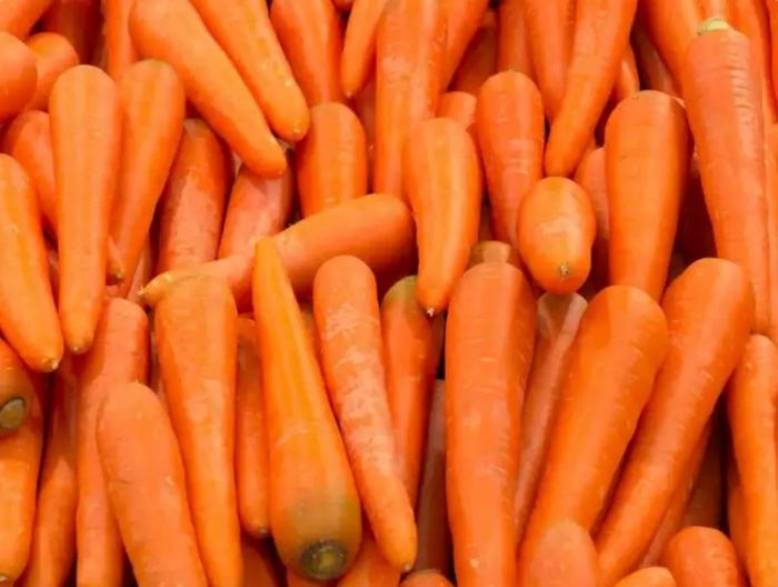 Cà rốt: Cà rốt là một loại thực phẩm lành mạnh khác cho đôi mắt, mang lại nguồn vitamin A và beta carotene dồi dào, giúp tăng cường sức khỏe của mắt. Vitamin A và beta carotene giúp bảo vệ bề mặt của mắt và ngăn ngừa nhiễm trùng cũng như các bệnh nghiêm trọng khác về mắt.