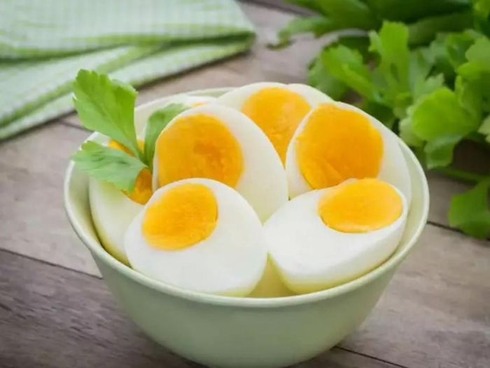Trứng: Trứng có các chất dinh dưỡng cần thiết cho đôi mắt của bạn, chẳng hạn như vitamin A, lutein, zeaxanthin và kẽm. Vitamin A bảo vệ giác mạc, là bề mặt của mắt. Lutein và zeaxanthin làm giảm nguy cơ mắc các vấn đề nghiêm trọng về mắt. Kẽm cũng góp phần vào sức khỏe của võng mạc và giúp mắt nhìn rõ vào ban đêm.