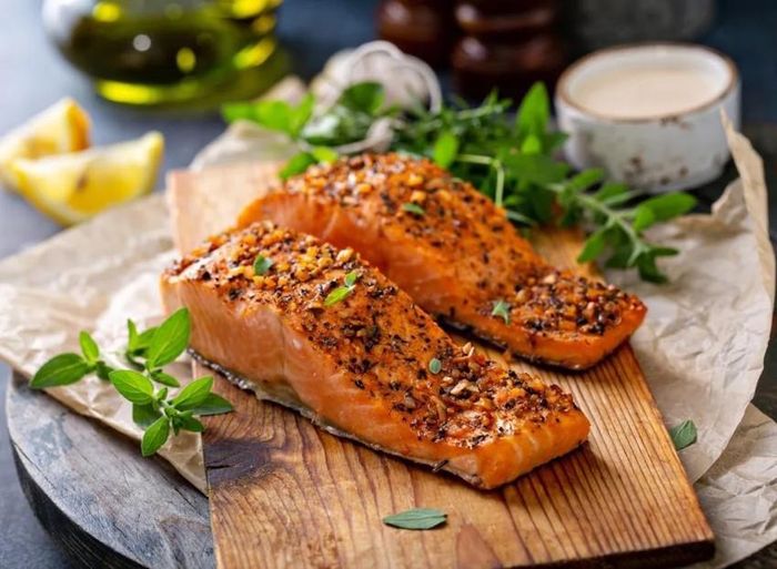 Chúng ta nên tăng cường ăn cá béo như cá hồi, cá thu. Ảnh: Shutterstock.