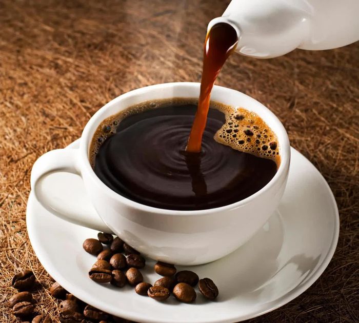 Những người có thói quen uống cà phê xay hàng ngày có nguy cơ tử vong sớm thấp hơn 27% so với những người không uống cà phê (Ảnh minh họa)