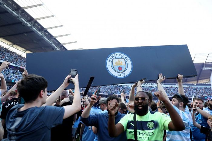 Sau khi trận đấu kết thúc, đám đông CĐV Man City đã tràn xuống sân ăn mừng chức vô địch của đội nhà.