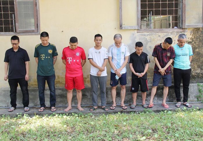 8 người trong nhóm cá độ bóng đá bị bắt giữ - Ảnh: Công an Nghệ An