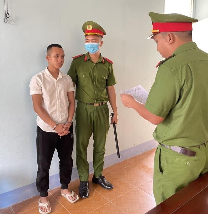 Công an huyện Thăng Bình thực hiện lệnh bắt giam 2 bị can Trung (áo đen) và Trí.