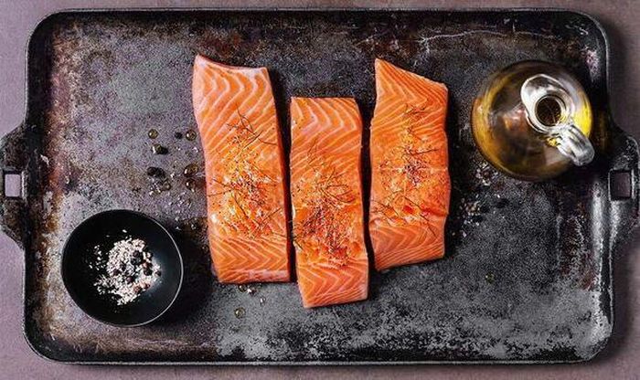 Nguồn thực phẩm chứa vitamin D bao gồm các loại cá có dầu như cá hồi, cá mòi, cá trích.