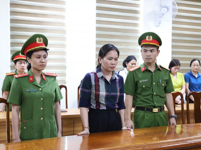 Cơ quan điều tra đọc lệnh khởi tố, bắt giữ đối tượng Nguyễn Thị Mai.