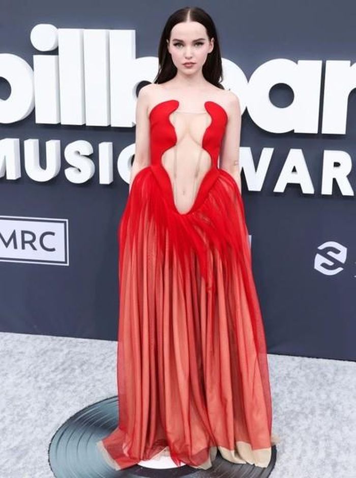 Nữ diễn viên Dove Cameron trong lễ trao giải Billboard Music Awards 2022.