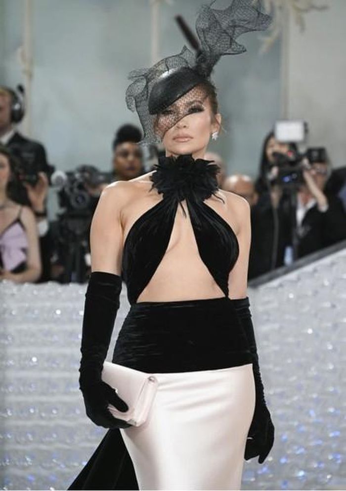 Ca sĩ Jennifer Lopez tại Met Gala 2023.