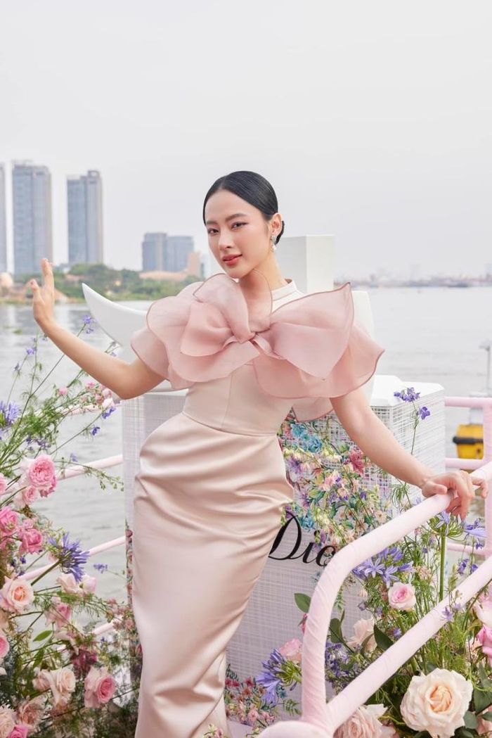 Ở những khung hình khác khi diện trang phục che đi phần vai và bắp tay, Angela Phương Trinh vẫn sở hữu hình thể nuột nà khiến nhiều người ngưỡng mộ.