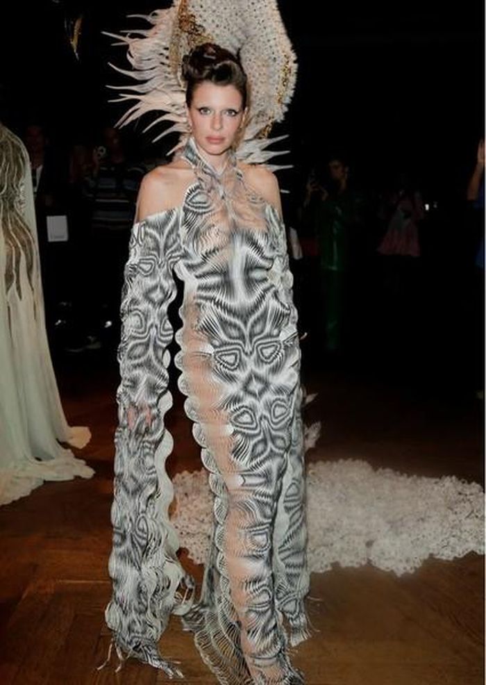 Người mẫu Julia Fox trong Tuần lễ thời trang Paris, 2022.