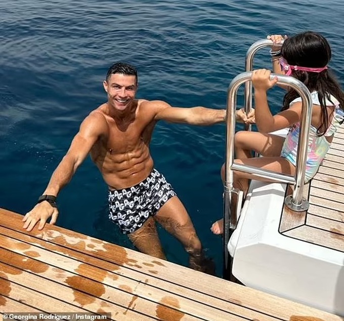 Ronaldo và bạn gái khoe hình thể bốc lửa trong kỳ nghỉ hè trên du thuyền - 6