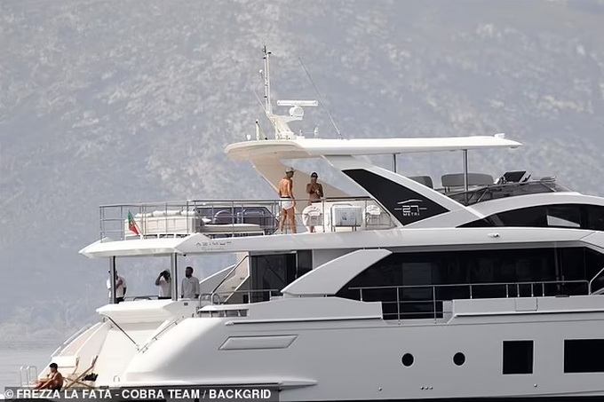Ronaldo và bạn gái khoe hình thể bốc lửa trong kỳ nghỉ hè trên du thuyền - 4