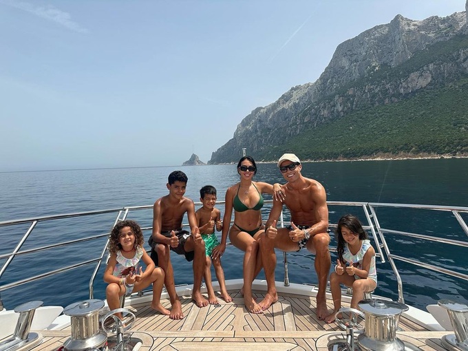 Ronaldo và bạn gái khoe hình thể bốc lửa trong kỳ nghỉ hè trên du thuyền - 2