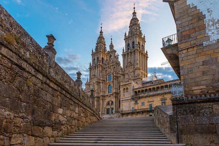 Điểm hành hương Santiago de Compostela. Ảnh: World Atlas 