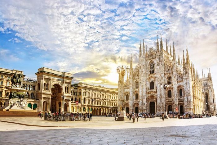 Quảng trường Piazza del Duomo trong ánh nắng bình minh ở Milan, Italia. Ảnh: Expedia 