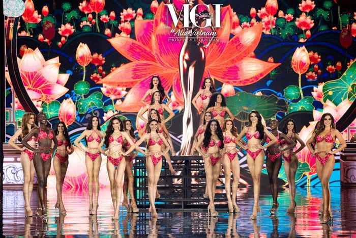Các cô gái xuất sắc lọt Top 20 xuất hiện với màn trình diễn bikini nóng bỏng. Với màn hình LED có điểm xuyến hoa sen cùng với không gian đầy nét văn hóa Việt Nam từ mái vòm, đèn lồng, họa tiết kiến trúc, sân khấu chung kết đề cao nét văn hóa của nước nhà.