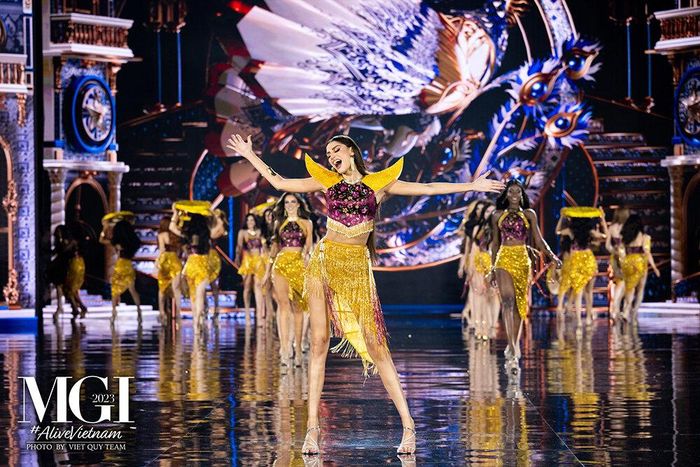 Chương trình được bắt đầu với sân khấu đồng diễn được gắn mác “độc quyền" của cuộc thi với sự xuất hiện của 69 cô gái cùng Hoa Hậu Isabella Menin. Được đăng cai tổ chức tại Việt Nam, ca khúc chủ đề “Alive Vietnam” vang lên đầy cuốn hút.