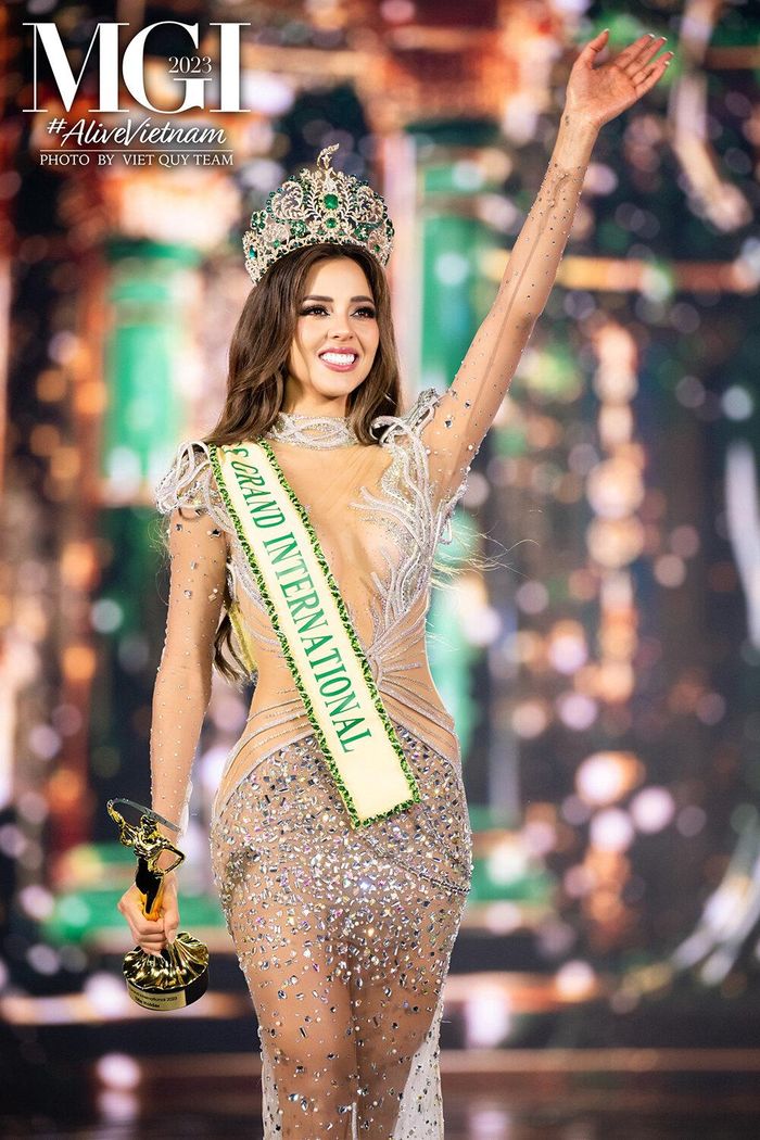 Tân Miss Grand International 2023 sở hữu vóc dáng gợi cảm, gương mặt khả ái. Người đẹp năm nay 24 tuổi và hiện là diễn viên, MC, người mẫu nổi tiếng tại Peru. 