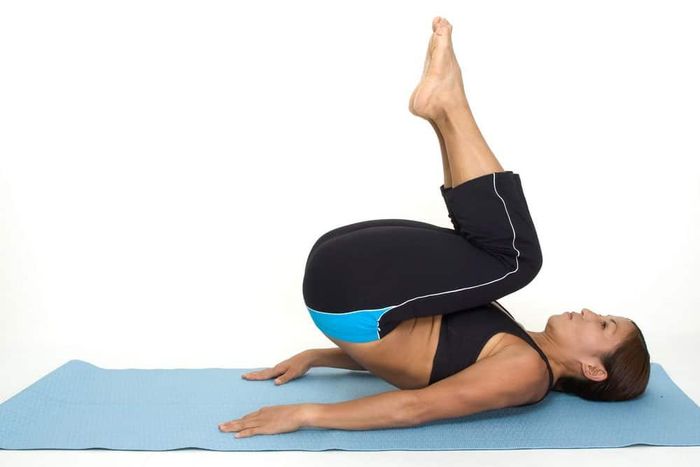 Gập bụng ngược giúp người tập nhanh chóng có vòng eo thon gọn, cơ bụng 6 múi.