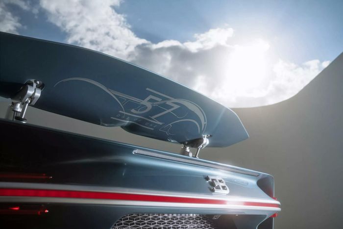 Hình ảnh chiếc Bugatti Type 57 SC Atlantic cũng được phác họa ở mặt dưới cánh gió khí động học chủ động, đi kèm ký tự “57 One of One” cỡ lớn.