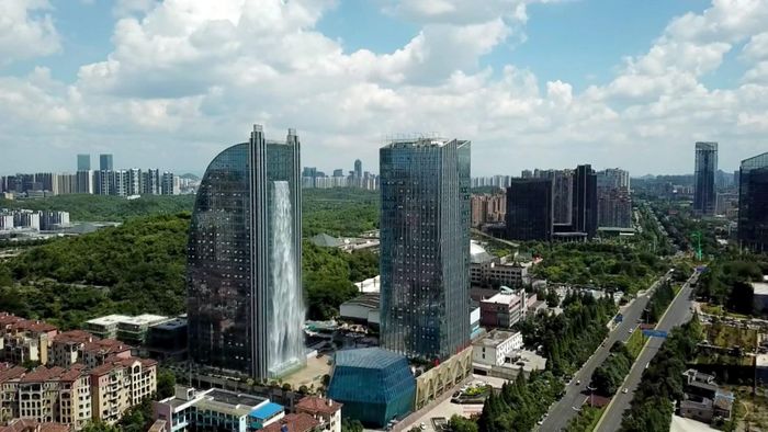 Tòa nhà chọc trời có tên là Liebian International Plaza, cao 121m, là trung tâm mua sắm, tổ hợp khách sạn, văn phòng