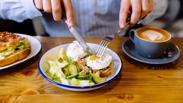  Chúng ta nên tránh kết hợp trứng và cà phêvào bữa sáng. Ảnh: Getty Images 