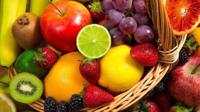 Nho, dâu tây, kiwi, cam... là những loại quả giúp sáng mắt do chứa nhiều chất chống oxy hóa. (Ảnh: Practo)