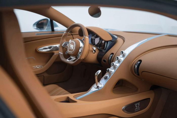 Nội thất xe được hoàn thiện bằng da Gaucho và cũng có các chi tiết màu xanh lam, tấm bảng “57 One of One” trên cụm điều khiển trung tâm và họa tiết con voi nổi tiếng của Bugatti trên lưng ghế.