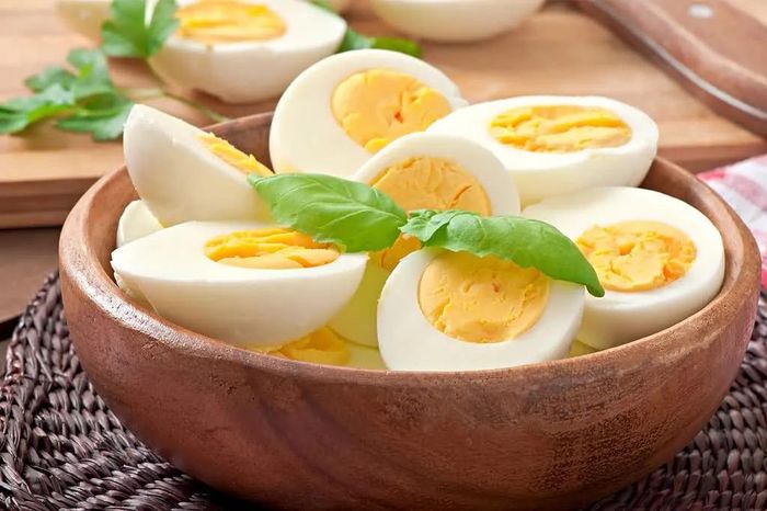 Ăn sáng bằng trứng luộc