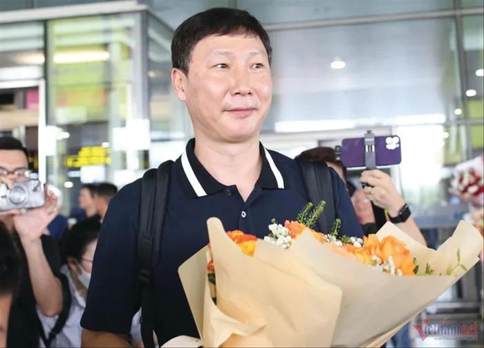 HLV Kim Sang-sik được chào đón tại sân bay Nội Bài Ảnh: Anh Đoàn