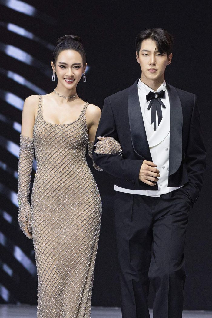 Dàn thí sinh The Next Gentleman và Miss Universe 2024 sánh bước.