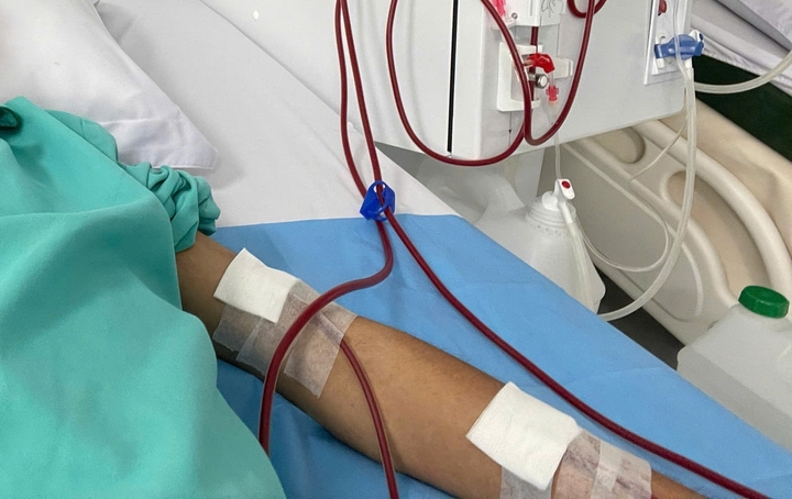 Một người trẻ phải chạy thận chu kỳ sau thời gian dài lạm dụng đồ ngọt. (Ảnh minh họa: NVCC)