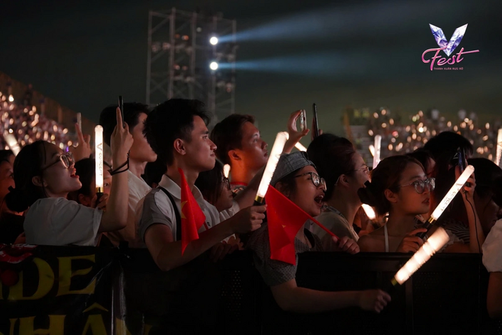 Suốt hơn 5 giờ diễn ra, V Fest thực sự tái hiện một “thanh xuân rực rỡ”, nơi nghệ sĩ và khán giả cùng cháy hết mình vì nhau đúng nghĩa.