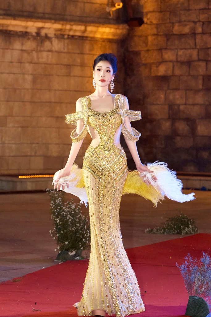 Hoa hậu Lại Thị Thu Hà, The Aura, lộng lẫy