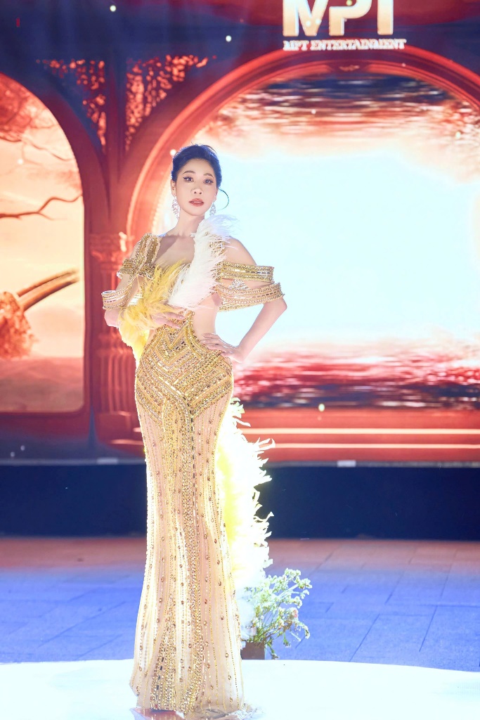 Hoa hậu Lại Thị Thu Hà, The Aura, lộng lẫy